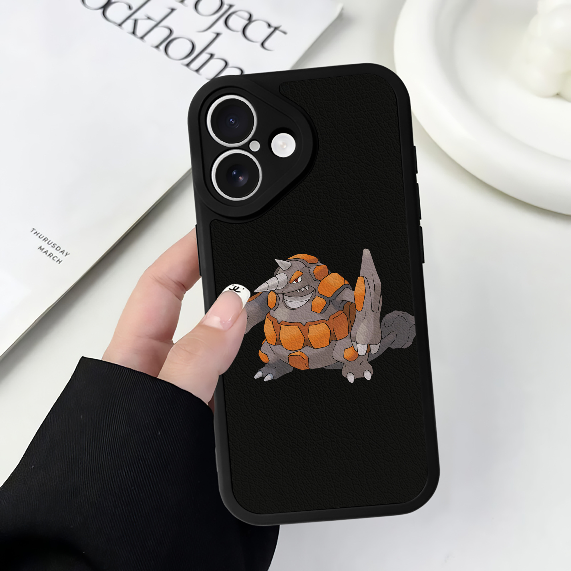 （画像用） ポケットモンスター Pokémon 【iPhone 16シリーズ対応】シリコンスマホケース（レザー調） 材質：シリコン